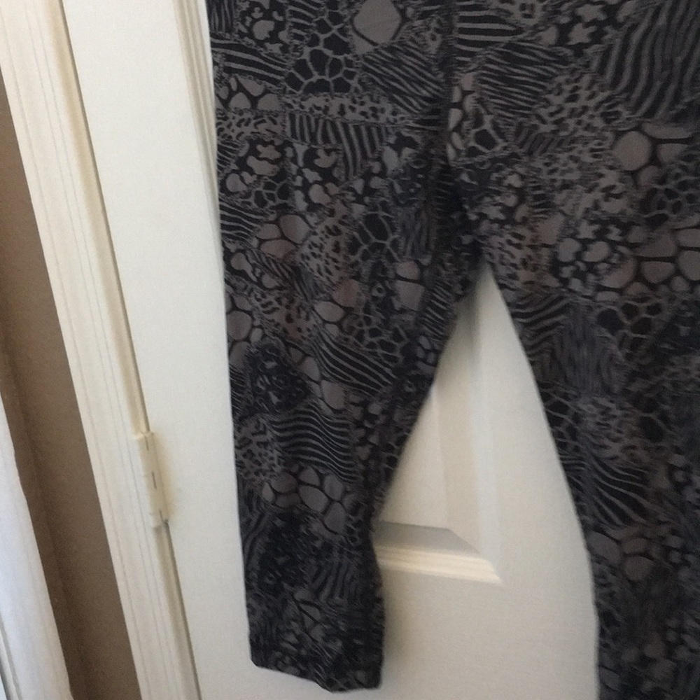 FINAL MARKDOWN Ladies Zumba wear capris medium - Picture 2 of 4